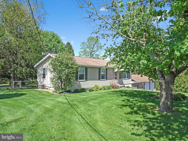 917 Houtztown Rd, Myerstown, PA 17067 - view of front of property featuring fence, central AC unit, and a front yard