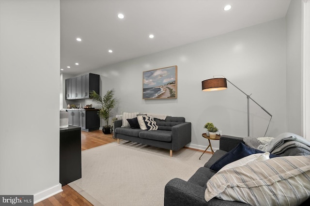 living room featuring light wood-style floors, recessed lighting, and baseboards