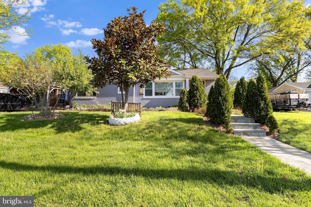 view of front facade featuring a front lawn