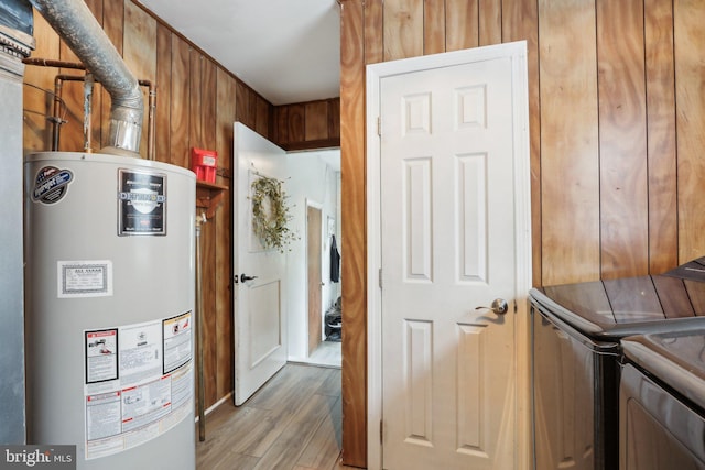 595 Tabernacle Rd, Medford, NJ 08055 - clothes washing area featuring water heater, wood finished floors, and independent washer and dryer