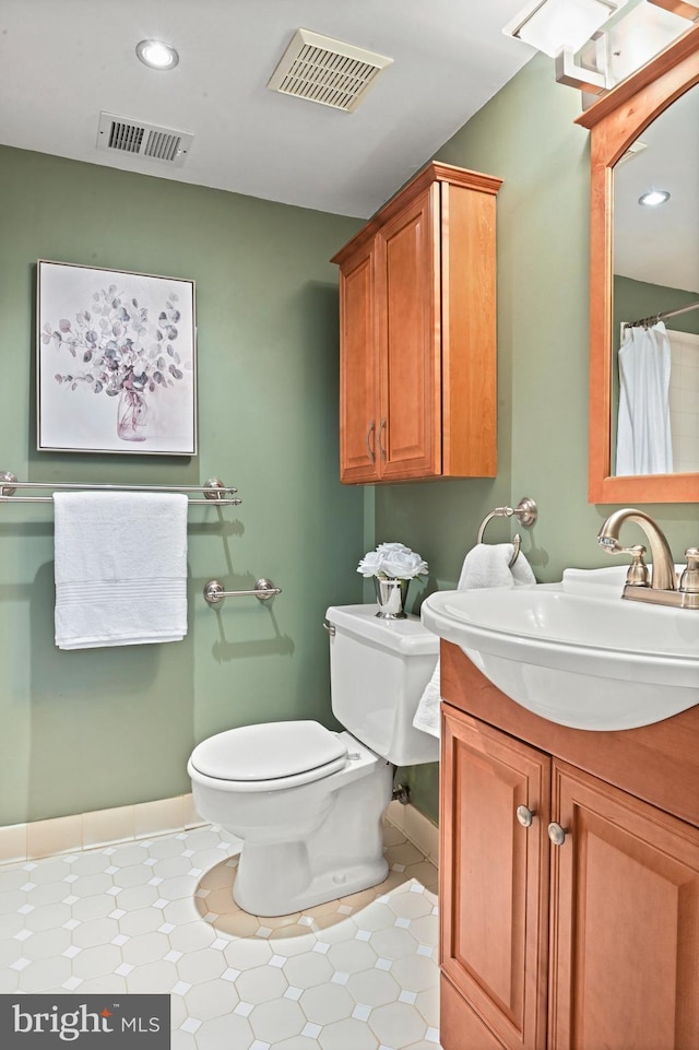 503 Colony Ct NW, Vienna, VA 22180 - full bathroom featuring toilet, vanity, baseboards, recessed lighting, and curtained shower