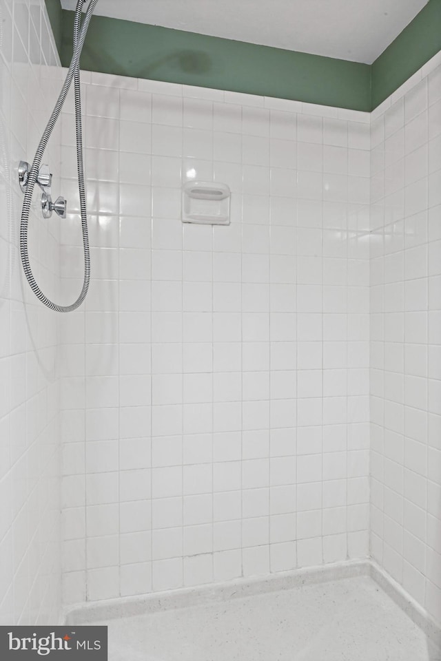 503 Colony Ct NW, Vienna, VA 22180 - bathroom featuring tiled shower