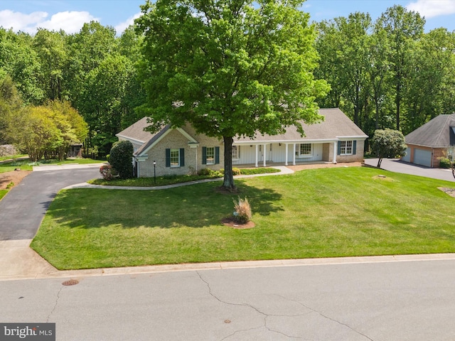 view of front of house featuring covered porch and a front yard