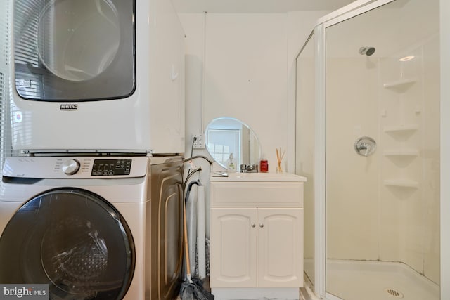 524 S Luzerne Ave, Baltimore, MD 21224 - laundry area with stacked washing machine and dryer