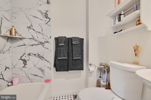 524 S Luzerne Ave, Baltimore, MD 21224 - bathroom with toilet and tub / shower combination