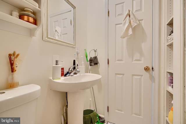 524 S Luzerne Ave, Baltimore, MD 21224 - half bathroom featuring toilet