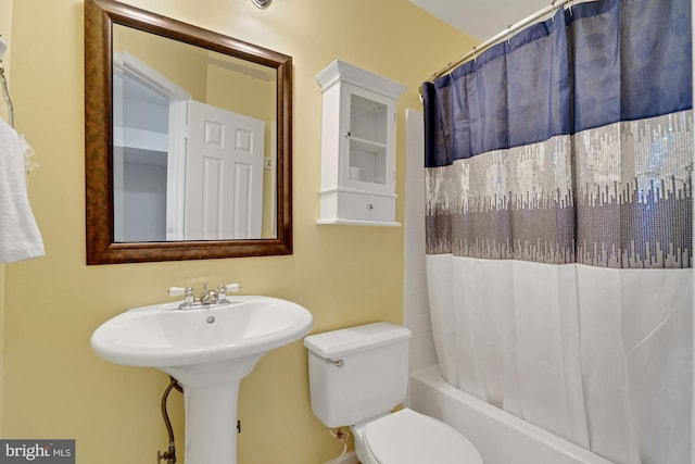 7228 Lensfield Ct, Alexandria, VA 22315 - full bath featuring toilet and shower / tub combo with curtain