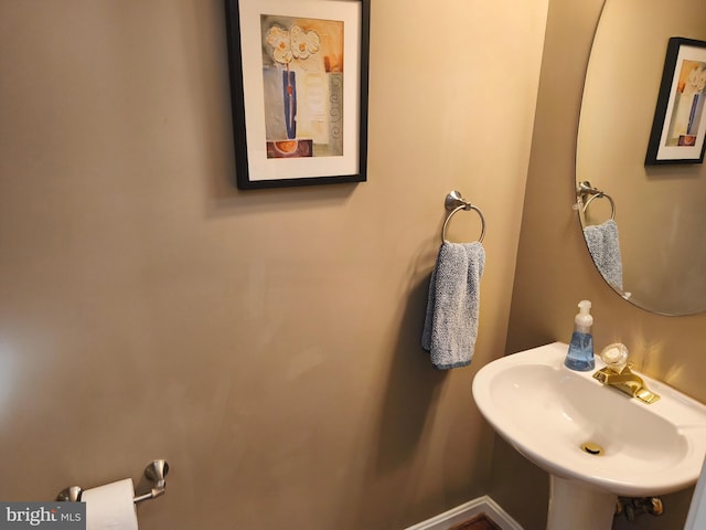bathroom featuring a sink