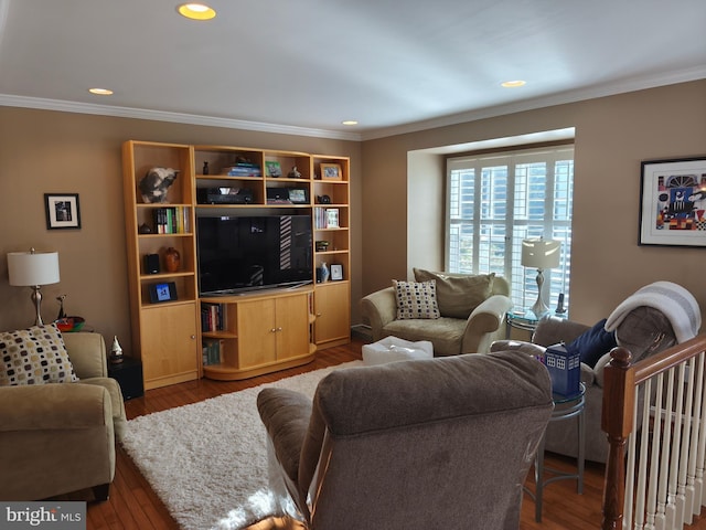 living room featuring crown molding, recessed lighting, and wood finished floors