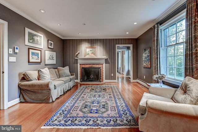 living room featuring crown molding, recessed lighting, baseboards, and wood finished floors