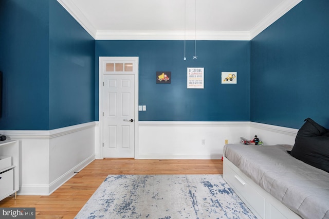 living area featuring crown molding, baseboards, and wood finished floors