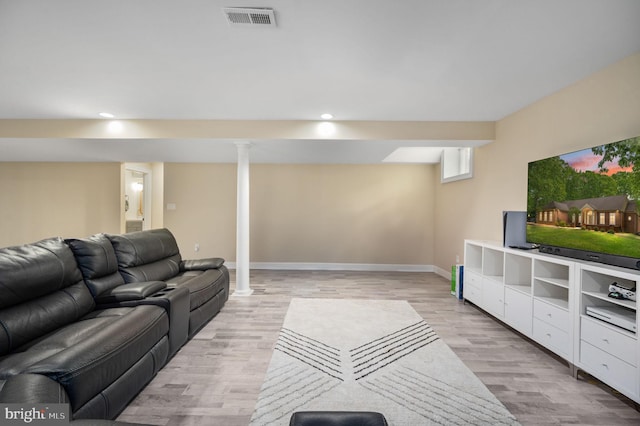 living room with recessed lighting, baseboards, visible vents, and light wood-style flooring