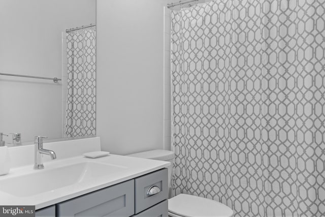 52 Primrose Hill Ln, Annapolis, MD 21403 - full bathroom featuring toilet, a shower with shower curtain, and vanity
