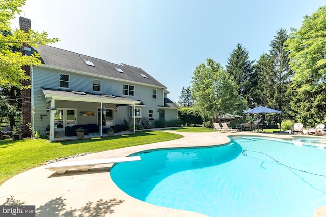 4690 Derby Ln, Doylestown, PA 18902 - view of pool featuring a patio area, a lawn, a diving board, and a pool with connected hot tub
