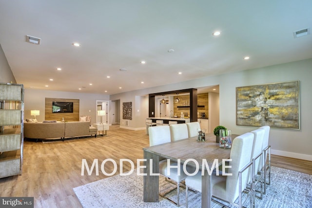 dining space featuring recessed lighting, baseboards, visible vents, and light wood-style flooring