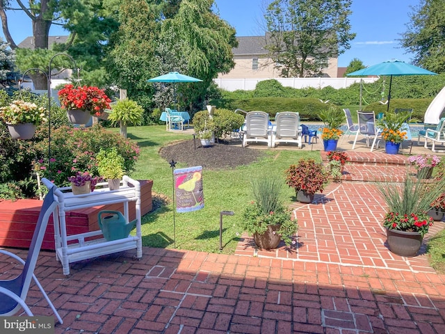 view of yard featuring a patio