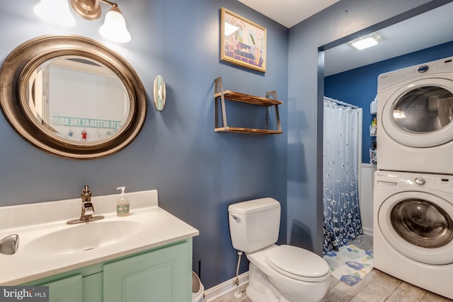 full bathroom featuring vanity, stacked washer and dryer, wood finished floors, toilet, and a shower with curtain