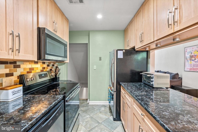 kitchen with visible vents, appliances with stainless steel finishes, tasteful backsplash, a toaster, and baseboards