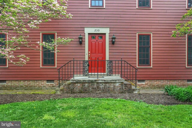property entrance featuring crawl space