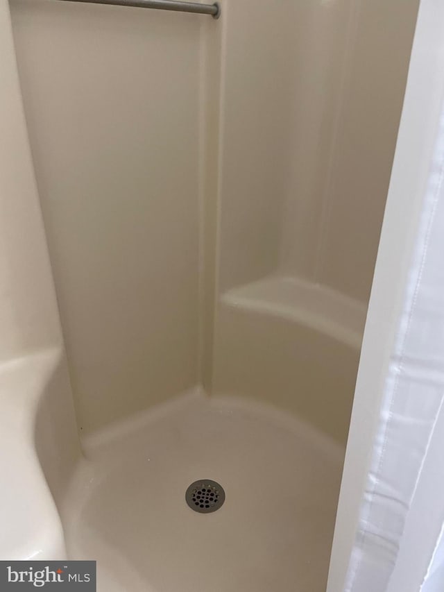 216 Highland Blvd Unit 77, New Castle, DE 19720 - full bathroom featuring a shower