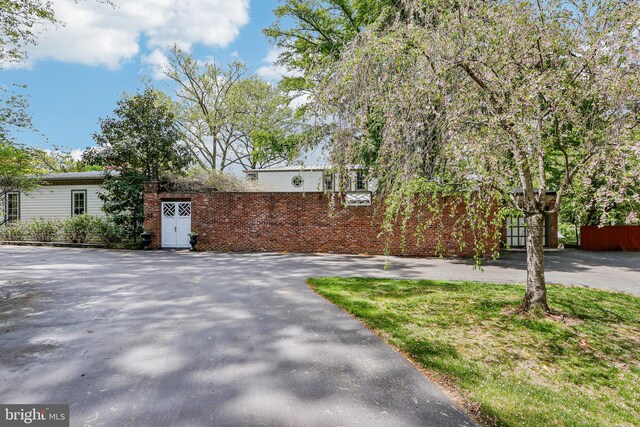 33 Rosedale Rd, Princeton, NJ 08540 - view of front of home featuring fence