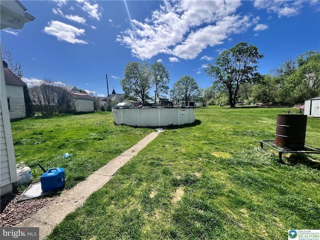 view of yard with a covered pool