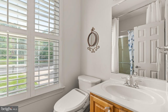 full bathroom featuring vanity, toilet, and curtained shower