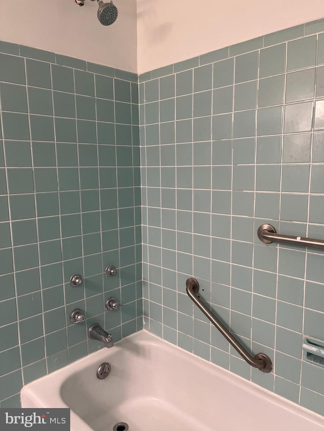 bathroom with shower / washtub combination