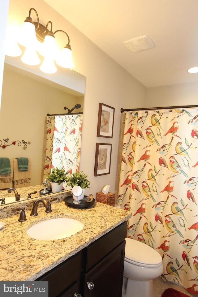 full bath with toilet, visible vents, curtained shower, and vanity