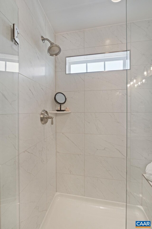 full bathroom featuring tiled shower