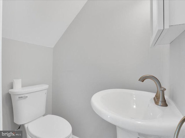 119 Hickok Cir, Fredericksburg, VA 22401 - half bathroom featuring baseboards, a sink, lofted ceiling, and toilet
