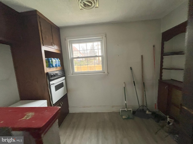 3314 Egerton Rd, Baltimore, MD 21215 - kitchen with wood finished floors and oven
