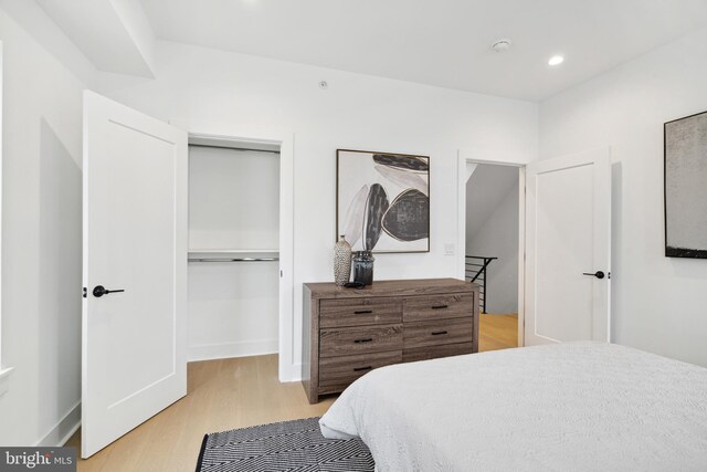 bedroom featuring baseboards, a closet, recessed lighting, and light wood-style flooring