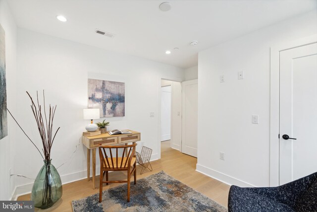 living area featuring visible vents, recessed lighting, light wood-style flooring, and baseboards