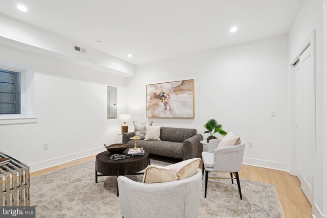 living area with recessed lighting, baseboards, visible vents, and light wood-type flooring