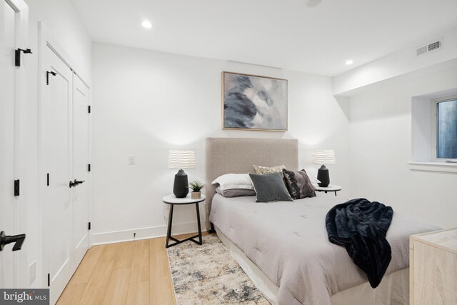 bedroom with recessed lighting, baseboards, visible vents, and wood finished floors