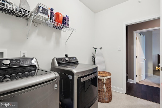 6 Skydance Way, West Chester, PA 19382 - laundry room featuring baseboards, laundry area, and independent washer and dryer