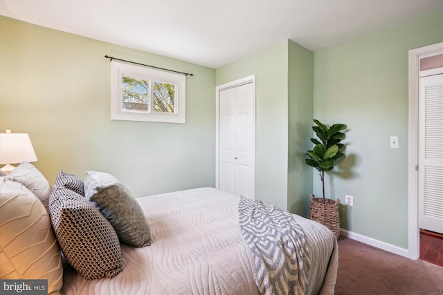 bedroom with baseboards, carpet, and a closet