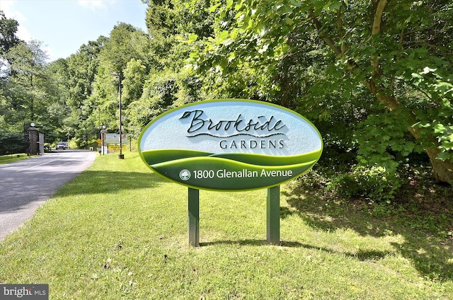 community sign featuring a yard