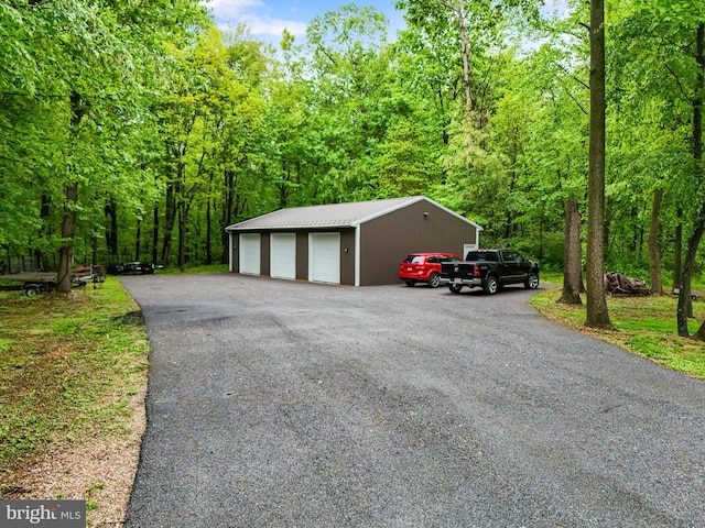 1982 Whyte Ln, Spring Grove, PA 17362 - detached garage featuring a forest view