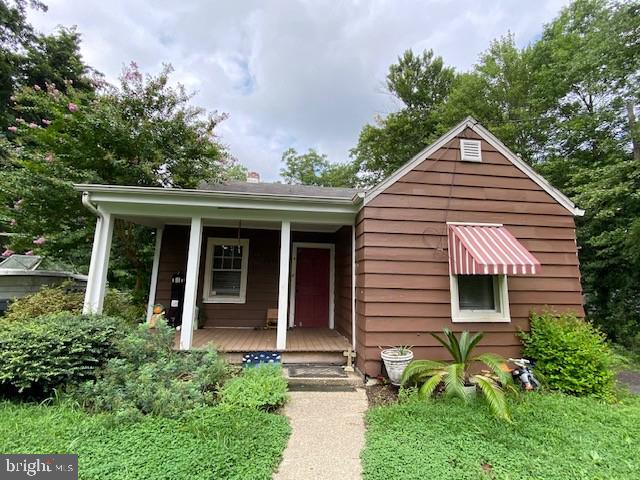 view of front facade featuring a porch