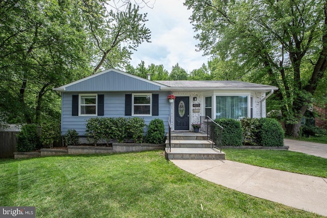 view of front of property featuring a front yard
