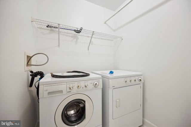 13901 Chatterly Pl, Germantown, MD 20874 - laundry room with washing machine and clothes dryer
