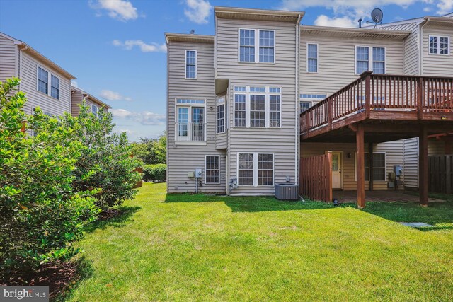 13901 Chatterly Pl, Germantown, MD 20874 - rear view of house featuring a deck and a lawn