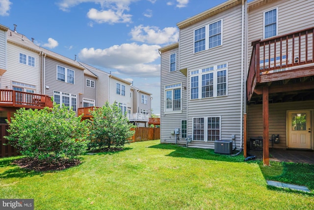 13901 Chatterly Pl, Germantown, MD 20874 - back of house featuring a lawn and a residential view