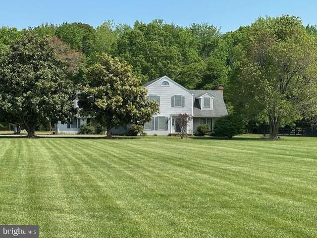 view of front of home featuring a front lawn