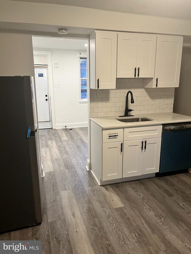 kitchen featuring a sink, freestanding refrigerator, dark wood finished floors, and dishwasher