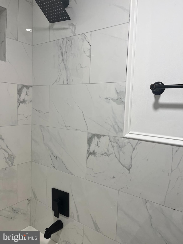 details featuring tiled shower