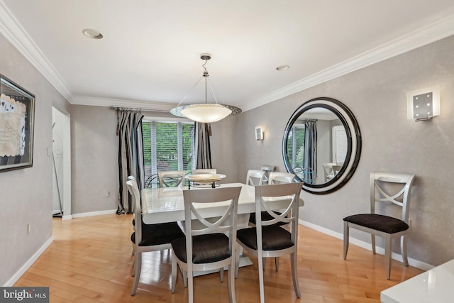dining area featuring ornamental molding, light wood finished floors, baseboards, and recessed lighting