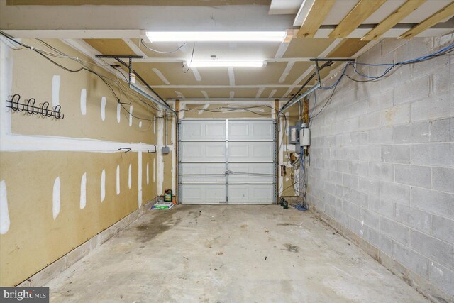 garage featuring concrete block wall
